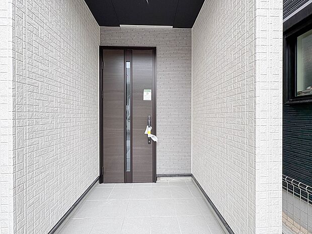 【玄関】家の顔となる玄関は、高いデザイン性が求められます。高級感と断熱性、防犯性に優れた玄関ドアを標準装備。ピッキング対策のセキュリティサムターン等、防犯に考慮しました。