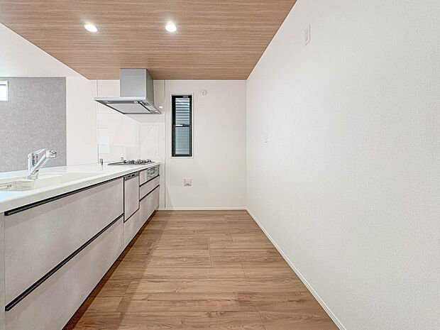 12号棟【キッチン】ナチュラルな自然光の中での調理。お洒落な食器類を余裕で収納できるスペース。動きやすい女性目線のキッチン動線。これからはお料理をつくる時間が劇的に変わります。