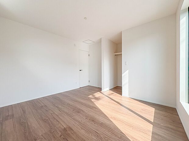 12号棟【洋室7.37帖】シンプルな内装はおしゃれのポイントです。シンプルは華美より飽きがこないからです。色や模様でおしゃれ感をだす。それがシンプルイズビューティーです。