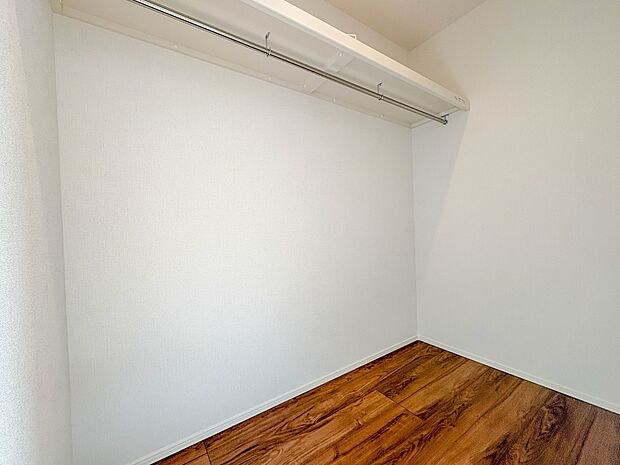 12号棟【WIC（ウォークインクローゼット）】  たくさんの洋服をかけてもシワになりにくいウォークインクローゼット。洋服以外にも、普段使わない家電やスーツケース、ストック品など何でも片付く嬉…