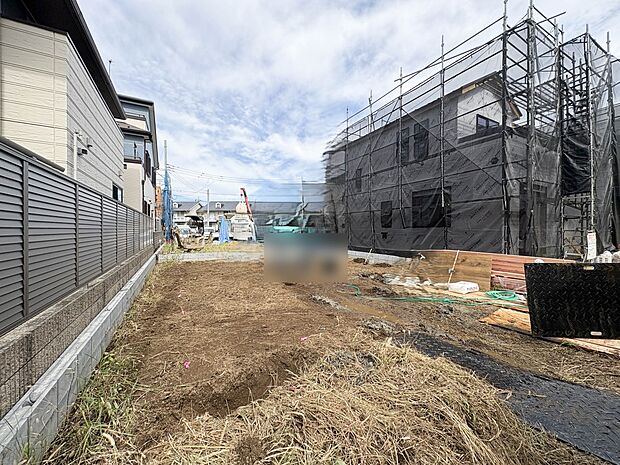 12号棟【現地外観】堂々たる趣ながら、主張し過ぎずどこか余裕を感じさせるシャープなフォルムで佇む邸宅は、晴天の空と照らし合わせる事で、本来あるべき完成形の姿を見せてくれます。