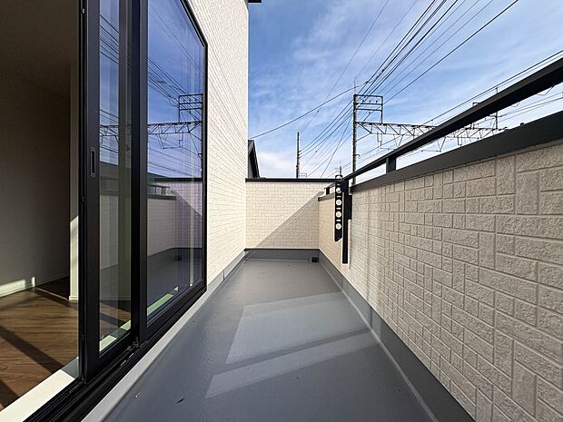 【バルコニー】  バルコニーから差し込む陽光・通風は、住環境・快適性と共に有り続ける貴重な「財産」です。