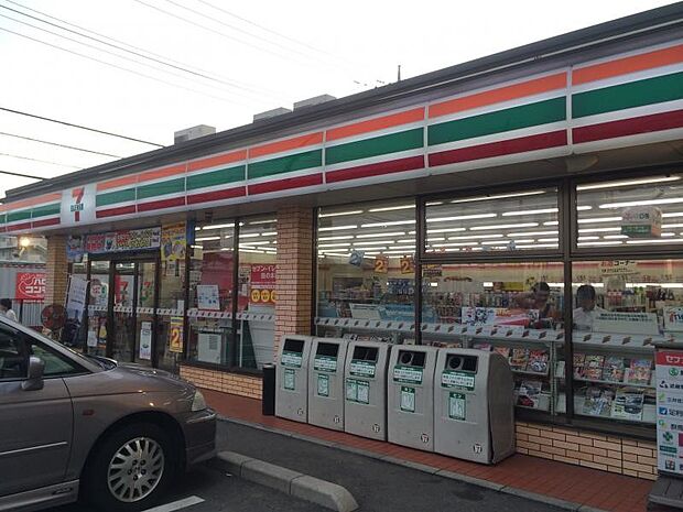 コンビニ 550m セブンイレブン田島4丁目店(セブンイレブンは近くて便利を掲げています。近くとは、心の近さ。便利とはモノが期待以上の品質でお客さまに届くこと。セブン銀行など新しいサービスを…