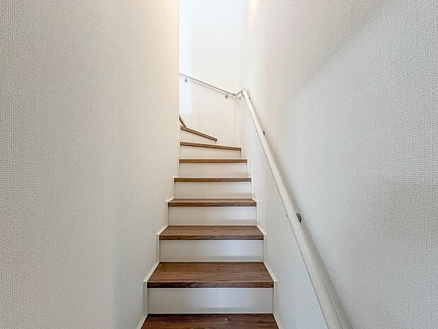 【手すり付階段】手すりがないと階段の昇り降りで危険なことはもちろん、壁に手をつきながら歩くことで壁紙が汚れやすくなります。すべての方に快適に昇り降りしていただくため、手すりを設置しました。