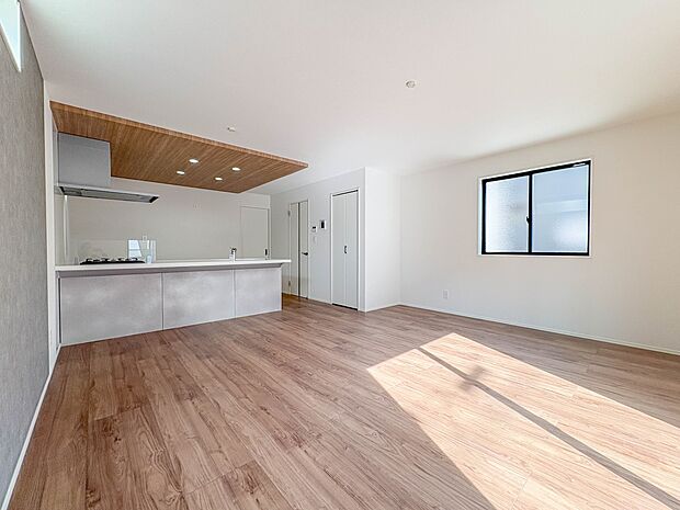 12号棟【LDK17帖】シンプルなデザインの家は風情がある。住む人のこだわりを感じる。外観も内装もいたってシンプル。居心地がよく、家事や趣味、子育てなどにも集中できる。家も人間も熟成するほど…