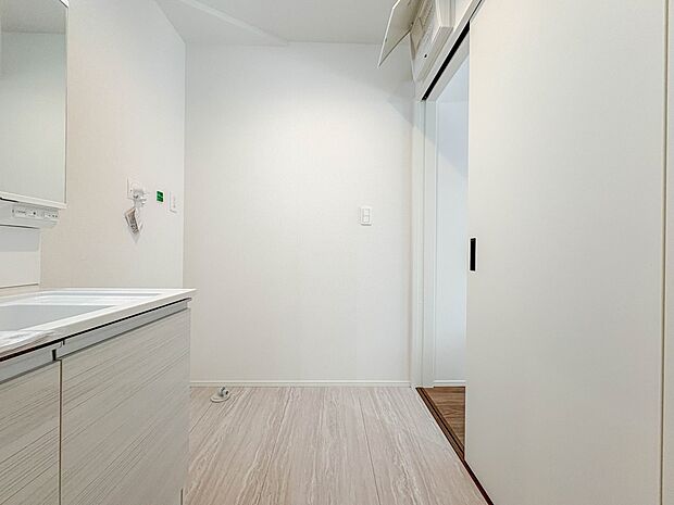 12号棟【脱衣所】脱衣所、洗面所は小さなプライベートスペース。歯磨き、洗顔と毎日施す個人空間。