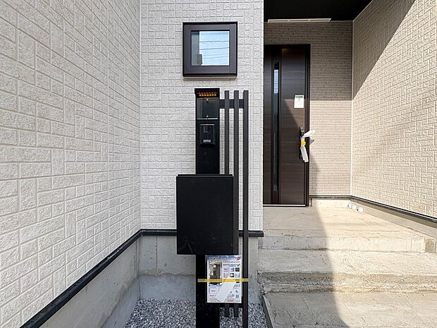 12号棟【郵便受け】録画機能を備えたカラーモニターと郵便受けの門柱