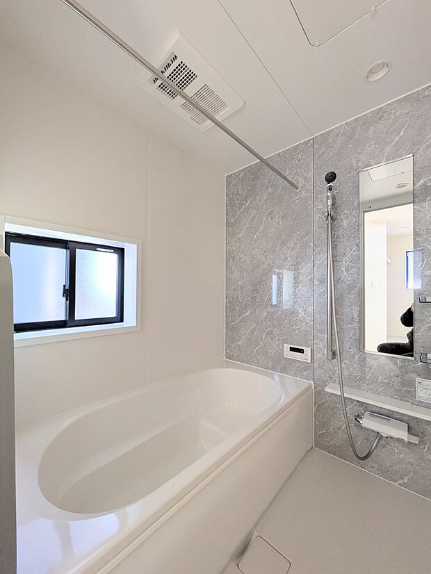 【浴室】1日の疲れを癒すバスルームは、心地よいリラックスを叶える清潔感溢れる美しい空間。