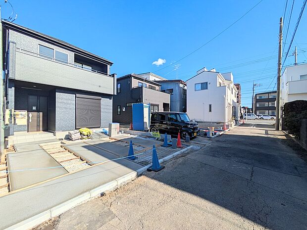 家の前は美しい通りになっていますが、クルマが比較的少なく。家のまわりで遊ぶお子さまも大丈夫です。