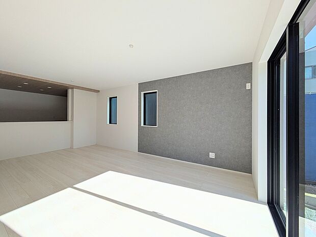 【ダイニングキッチン】木の温もりがやさしいフローリング仕様。明るく広々としたダイニングはとても快適な空間です。