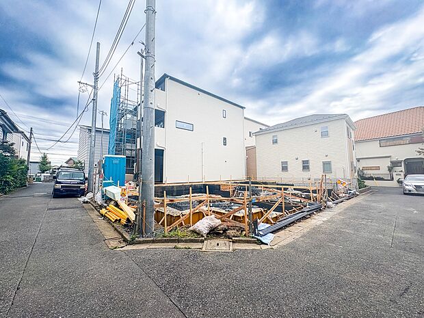 【前面道路4ｍ】  静かな通りに面した本物件は、落ち着いて暮らすことができます。  閑静な住宅街で比較的車の通りも少ないのでお子様も安心です。