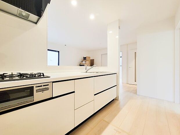 3号棟【キッチン】ナチュラルな自然光の中での調理。お洒落な食器類を余裕で収納できるスペース。動きやすい女性目線のキッチン動線。これからはお料理をつくる時間が劇的に変わります。