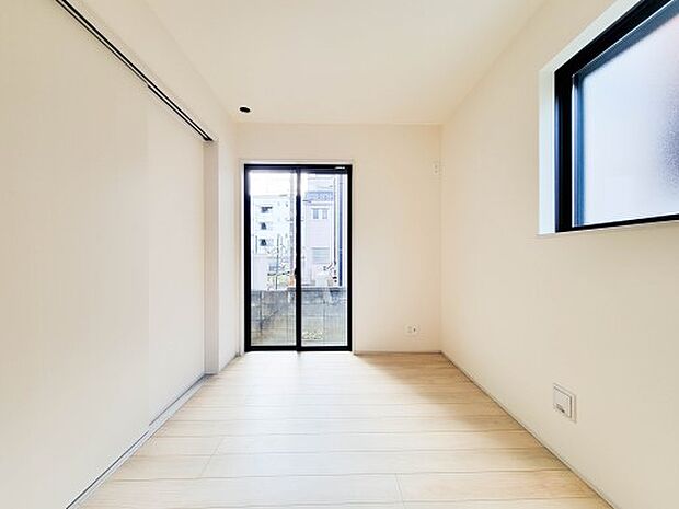 3号棟【洋室-5.1帖】  快適に過ごす条件は、一人ひとり違います。だからこそ飾り過ぎないシンプルな内装と偏り過ぎないデザインで統一しました。暮らしの中でオーナー様だけの【マイホーム】に創り…