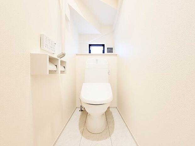 3号棟【トイレ】トイレ・ウォシュレット付。快適で衛生的な洗浄機能付温水シャワートイレです。