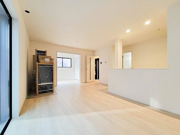 3号棟【ダイニングキッチン】会話でホッとコミュニケーションできるリビング。料理でホッとハピネスになるキッチンなど。人をホッとさせる最新設備・仕様を採用しています。