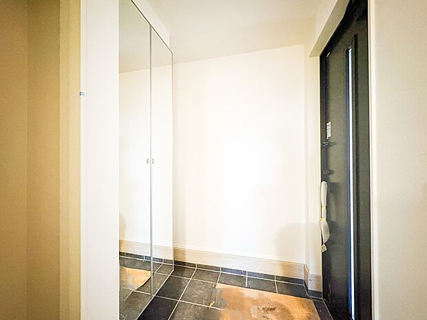 1号棟【玄関】上質感漂うアプローチ。居住者の帰り、訪れる方を優しく迎える。