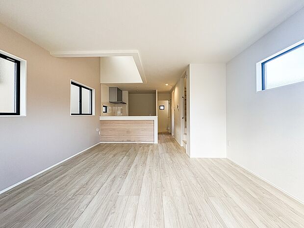 1号棟【LDK】うららかな陽射しがどのお部屋にも降り注ぎますように、快適さを追求した間取設計。得難い立地環境での生活を恵みの豊かな永住の地へと変えてくれます。