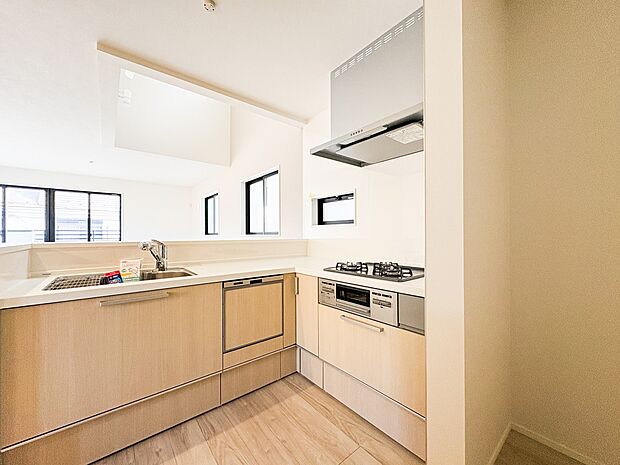 1号棟【キッチン】ナチュラルな自然光の中での調理。会話が弾む対面型キッチン。お洒落な食器類を余裕で収納できるスペース。動きやすい女性目線のキッチン動線。これからはお料理をつくる時間が劇的に変…