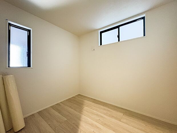 1号棟【洋室】お子様のお部屋にぴったりなクロークを備えたフローリング仕様の洋室です。