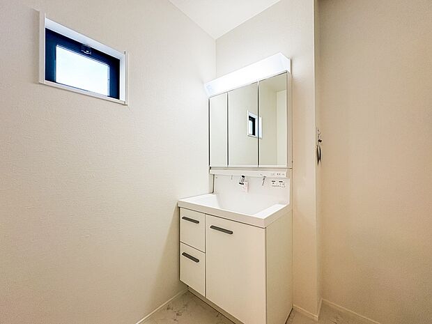 1号棟【洗面台】大きく見やすい三面鏡で清潔感ある洗面台は、身だしなみチェックや肌のお手入れに最適です。何かと物が増える場所だからこそ、スッキリと見映えの良い空間に拵えました。