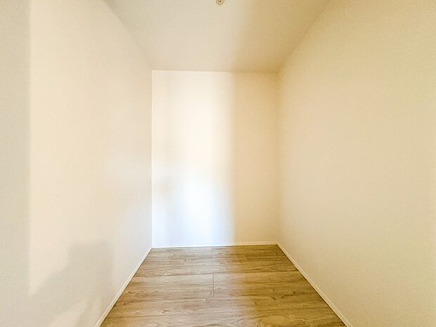 1号棟【収納】壁面クローゼットのメリットは、衣類が横一列に並ぶためひと目で洋服が選びやすいこと。衣類をたくさんお持ちの方も、限られたスペース内に無理なく収納することができます。