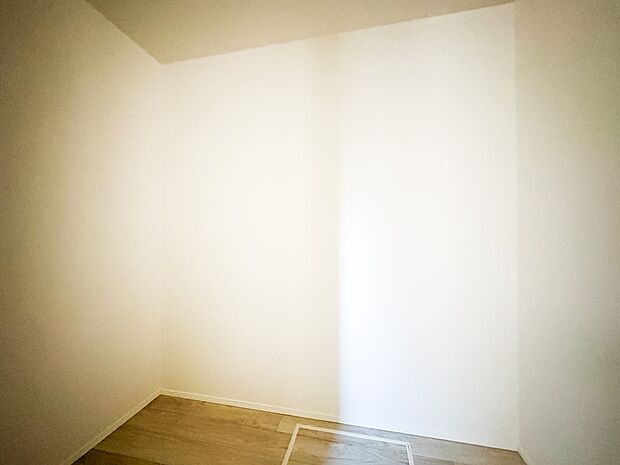 1号棟【WIC】各所に配置された収納スペースは、洋服や小物はもちろんのこと、掃除機や日用予備品・お子様のおもちゃなど様々な物を収納して頂ける便利なスペースです。