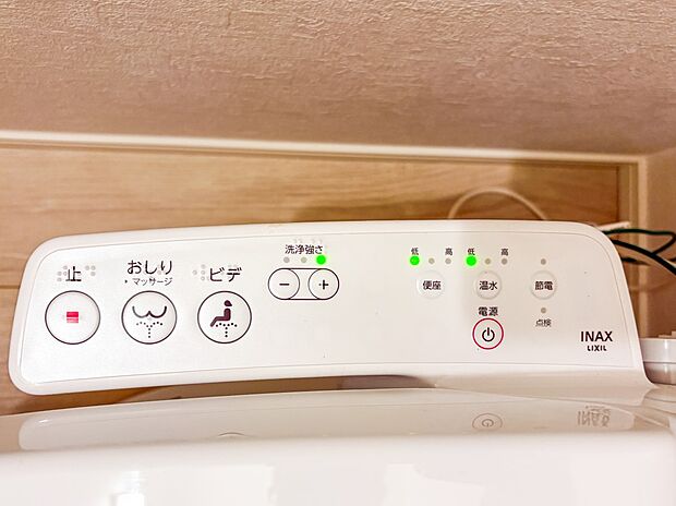 トイレ・ウォシュレット付。快適で衛生的な洗浄機能付温水シャワートイレです。