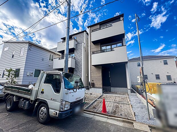 【駐車場】毎日の生活にマイカーが必須という方は、購入を検討する際、駐車場があることは大事な条件です。毎日の通勤や家族の送迎、買い物やお出かけなどクルマのある暮らしを満喫したい方は要チェック。…