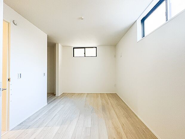 1号棟【洋室】柔らかな陽光とフローリングの色味が調和した快適な空間。