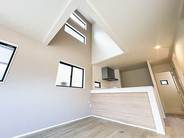 【吹き抜け】リビング上部吹抜け仕様。明るい光が差し込みます。