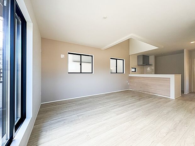 1号棟【LDK】通風・採光に優れ、心地よい光と風が溢れています。贅沢で豊かな居住性とプライドを満たすクオリティが見事に調和した住空間。こちらの写真はCGで家具を設置しております。