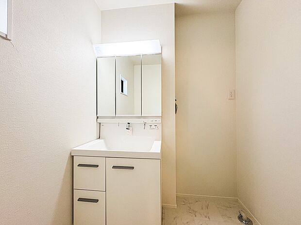 1号棟【脱衣所】脱衣所です。サニタリー収納付き。タオルや下着類等の保管場所として。