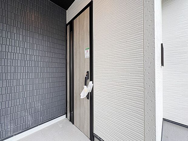 8号棟【玄関】家の顔となる玄関は、高いデザイン性が求められます。高級感と断熱性、防犯性に優れた玄関ドアを標準装備。ピッキング対策のセキュリティサムターン等、防犯に考慮しました。