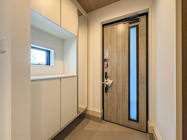 8号棟【玄関】スタイリッシュかつ品のある玄関。晴れの日も、雨の日も、風の日も、ご家族やお客さまを安心して迎えます。