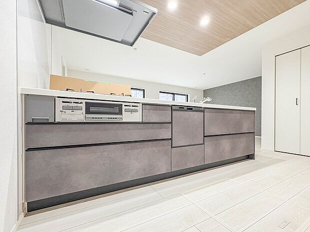 8号棟【キッチン】ナチュラルな自然光の中での調理。会話が弾む対面型キッチン。お洒落な食器類を余裕で収納できるスペース。動きやすい女性目線のキッチン動線。これからはお料理をつくる時間が劇的に変…