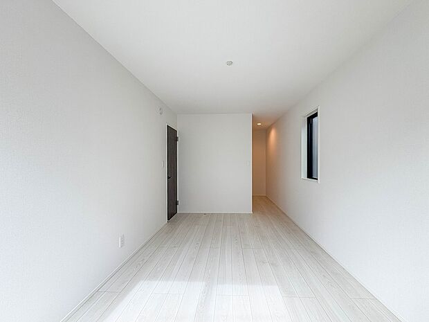 8号棟【洋室7.5帖】シンプルな内装はおしゃれのポイントです。シンプルは華美より飽きがこないからです。色や模様でおしゃれ感をだす。それがシンプルイズビューティーです。