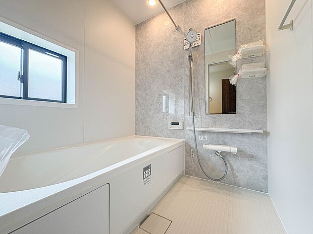 8号棟【浴室】一日の疲れを癒してくれるお風呂空間。使いやすさと上質な質感を両立して、単なる習慣から特別な時間に変わるはず。