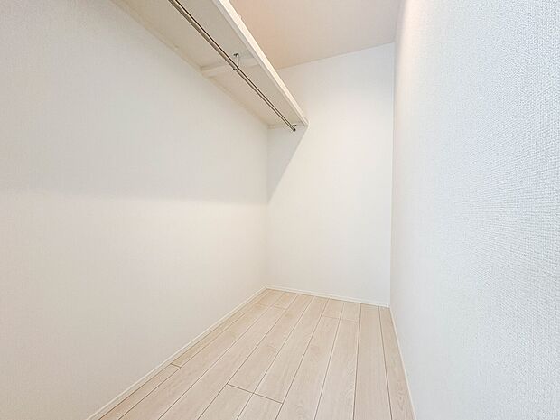 8号棟【収納】壁面クローゼットのメリットは、衣類が横一列に並ぶためひと目で洋服が選びやすいこと。衣類をたくさんお持ちの方も、限られたスペース内に無理なく収納することができます。