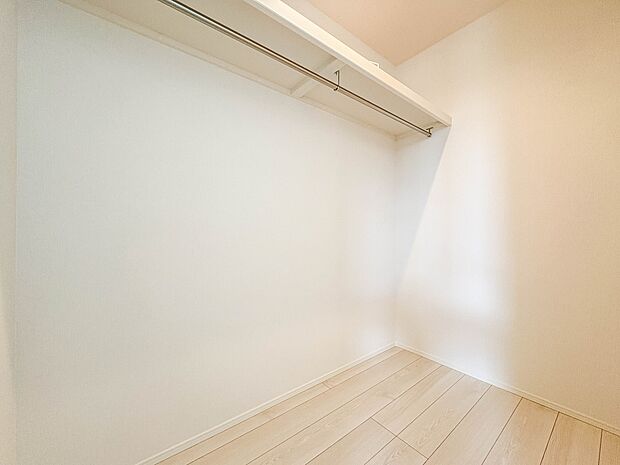 8号棟【WIC(ウォークインクローゼット)】 たくさんの洋服をかけてもシワになりにくいウォークインクローゼット。洋服以外にも、普段使わない家電やスーツケース、ストック品など何でも片付く嬉し…