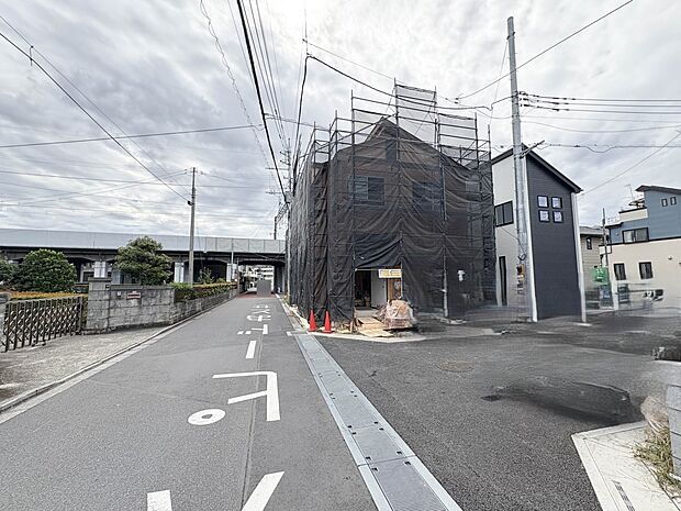 【前面道路】陽当りや通風性など各所に施された工夫で住みやすさを実現。部屋の大きさや周辺環境・街並など、資料には掲載していない情報が現地にはたくさんございます。是非ご確認下さい。