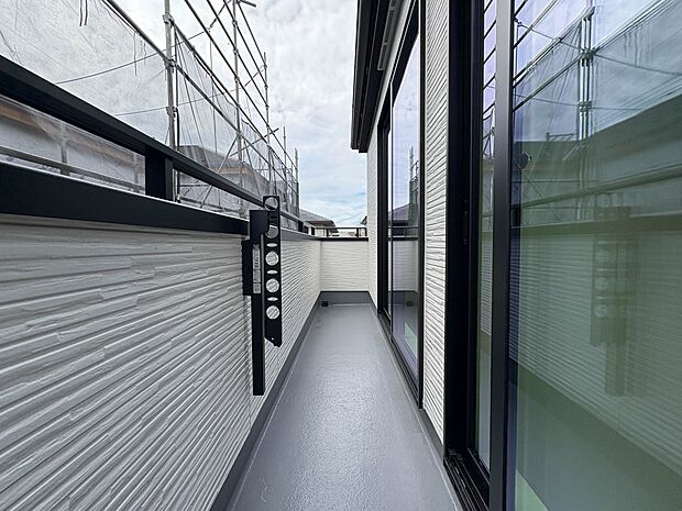 8号棟【バルコニー】 朝の澄んだ空気や、夕方に吹く清々しい風を五感で感じられるバルコニー。屋外にあって、住まいの中でも本当の自然を感じられるスペースです。