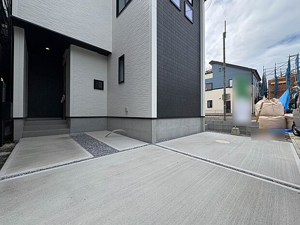 8号棟【駐車場】毎日の生活にマイカーが必須という方は、購入を検討する際、駐車場があることは大事な条件です。毎日の通勤や家族の送迎、買い物やお出かけなどクルマのある暮らしを満喫したい方は要チェ…