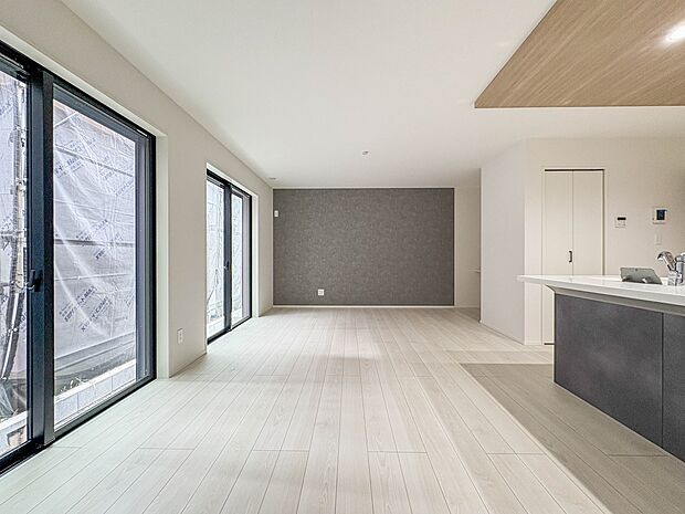 8号棟【LDK17.75帖】シンプルなデザインの家は風情がある。住む人のこだわりを感じる。外観も内装もいたってシンプル。居心地がよく、家事や趣味、子育てなどにも集中できる。家も人間も熟成する…