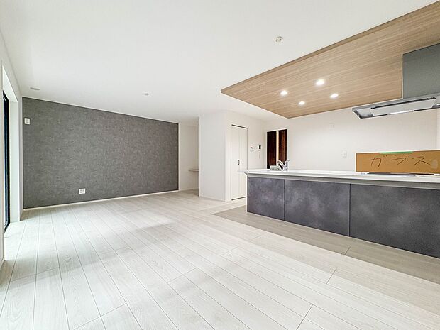 8号棟【LDK17.75帖】会話でホッとコミュニケーションできるリビング。料理でホッとハピネスになるキッチンなど。人をホッとさせる最新設備・仕様を採用しています。