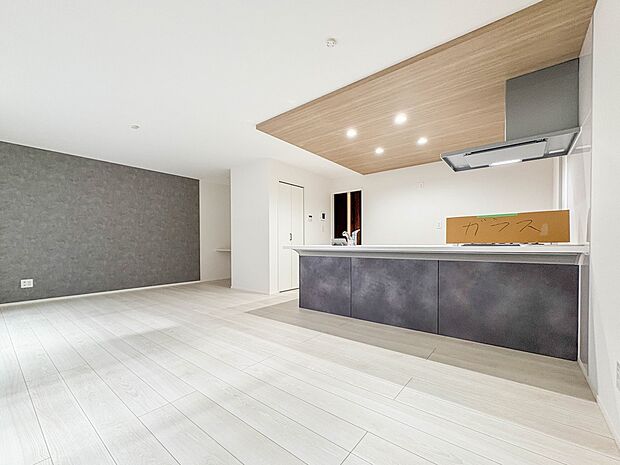 8号棟【LDK17.75帖】広々としたリビングダイニング。ゆったりとしたキッチン。生活動線をLDK に集中させ、ご家族が過ごしやすい空間設計にしました。