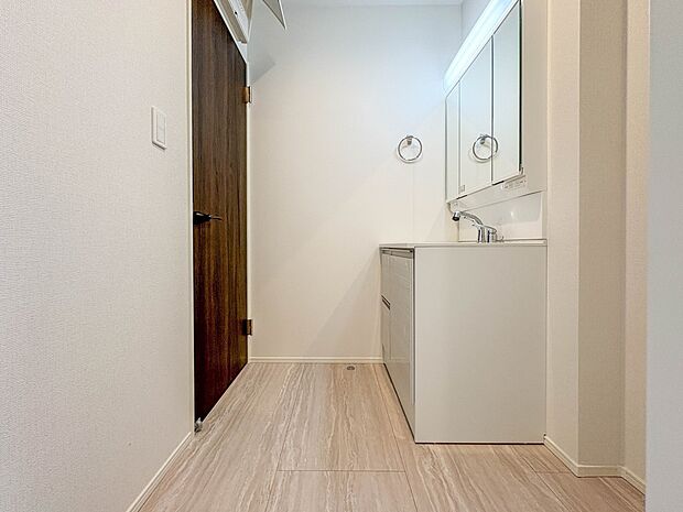 8号棟【脱衣所】洗面所は小さなプライベートスペース。歯磨き、洗顔と毎日施す個人空間。