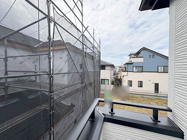 【眺望】朝の澄んだ空気や、夕方に吹く清々しい風を五感で感じられるバルコニー。