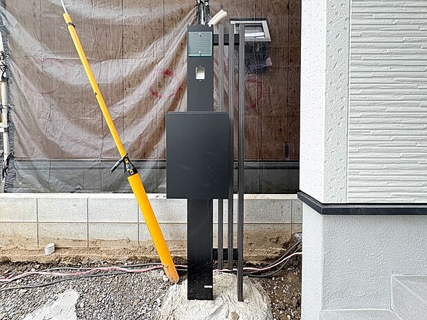 8号棟【郵便受け】郵便物には、ご家族の情報やクレジットカード・銀行口座情報など、個人情報が満載です。鍵付きのポストが、ご家族の個人情報をしっかりと守ります。