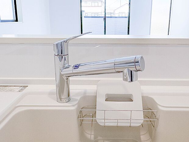 【浄水器一体型混合水栓】 一つの蛇口で「原水(水道水)」「シャワー」「浄水」を切り替えられる、浄水器を内蔵した混合水栓です。浄水は、水栓本体の首部分に付属のカートリッジをセットして使用しま…