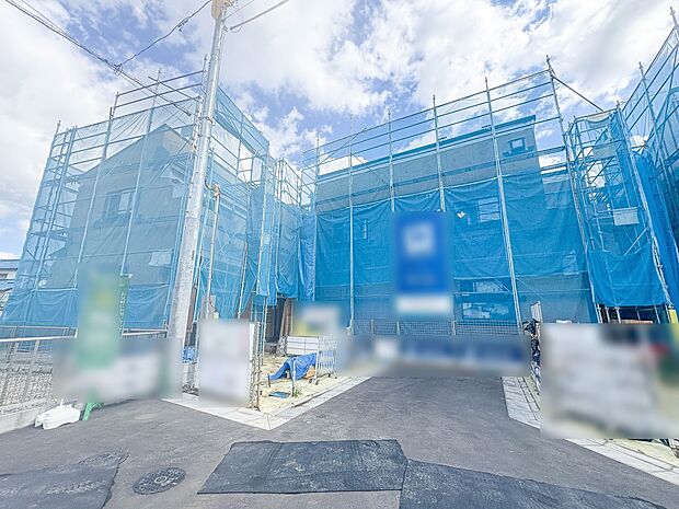 【外観】家の前をまっすぐの通りが走っている。クルマは少なく、人々は毎朝、ウォーキング、ジョギング、犬の散歩など、フリーな朝時間を過ごしている。